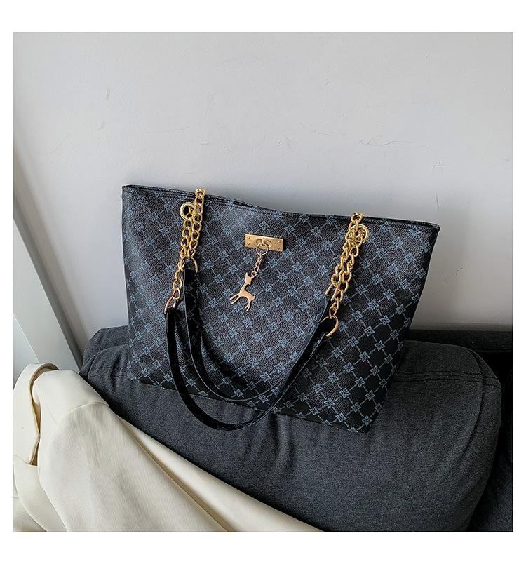 Casual personality retro new tote bag female large capacity student class versatile fashion senior shoulder bag чёрный
Casual personality retro new tote bag female large capacity student class versatile fashion senior shoulder bag чёрный