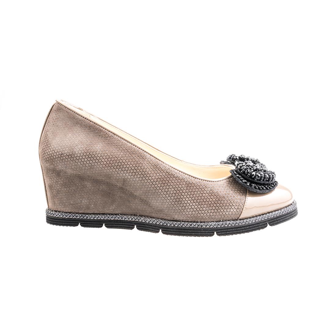 Обувь на танкетке из натуральной кожи особого дизайна
Обувь на танкетке из натуральной кожи особого дизайна