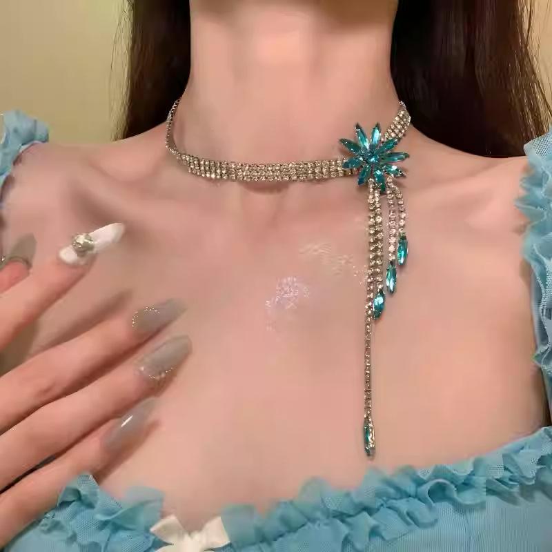 Diamond-encrusted flower three-layer pendant, fringed necklace, light luxury, niche fashion, collarbone chain, exquisite personality, temperament
Diamond-encrusted flower three-layer pendant, fringed necklace, light luxury, niche fashion, collarbone chain, exquisite personality, temperament
