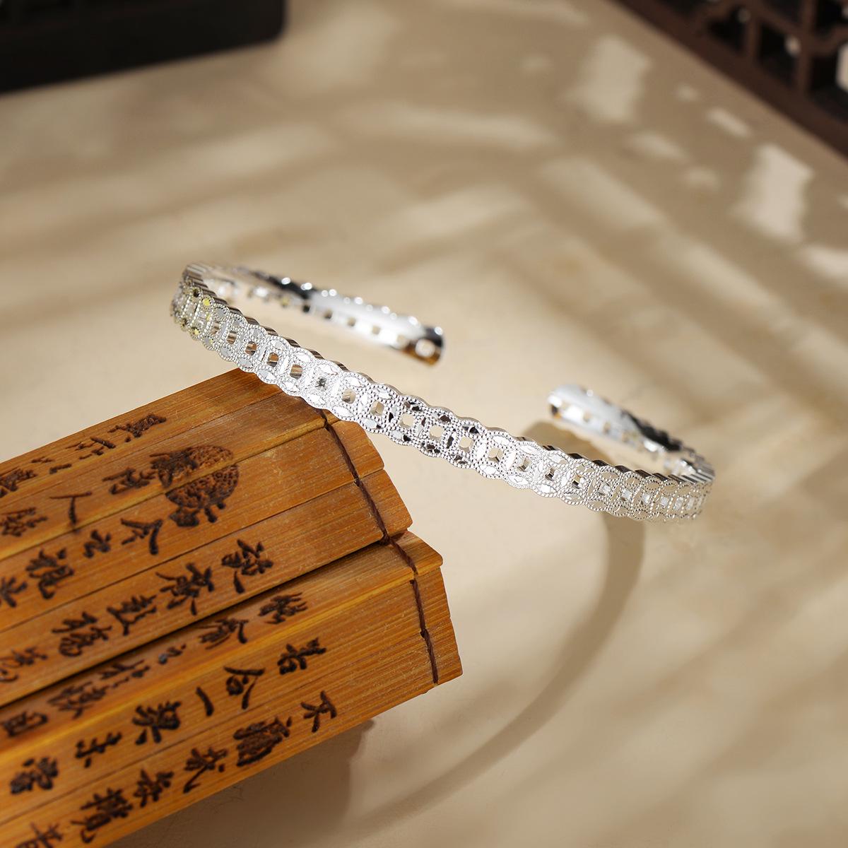 Полый браслет с монетой на богатство: Женские модные открытые украшения в этническом стиле
Полый браслет с монетой на богатство: Женские модные открытые украшения в этническом стиле