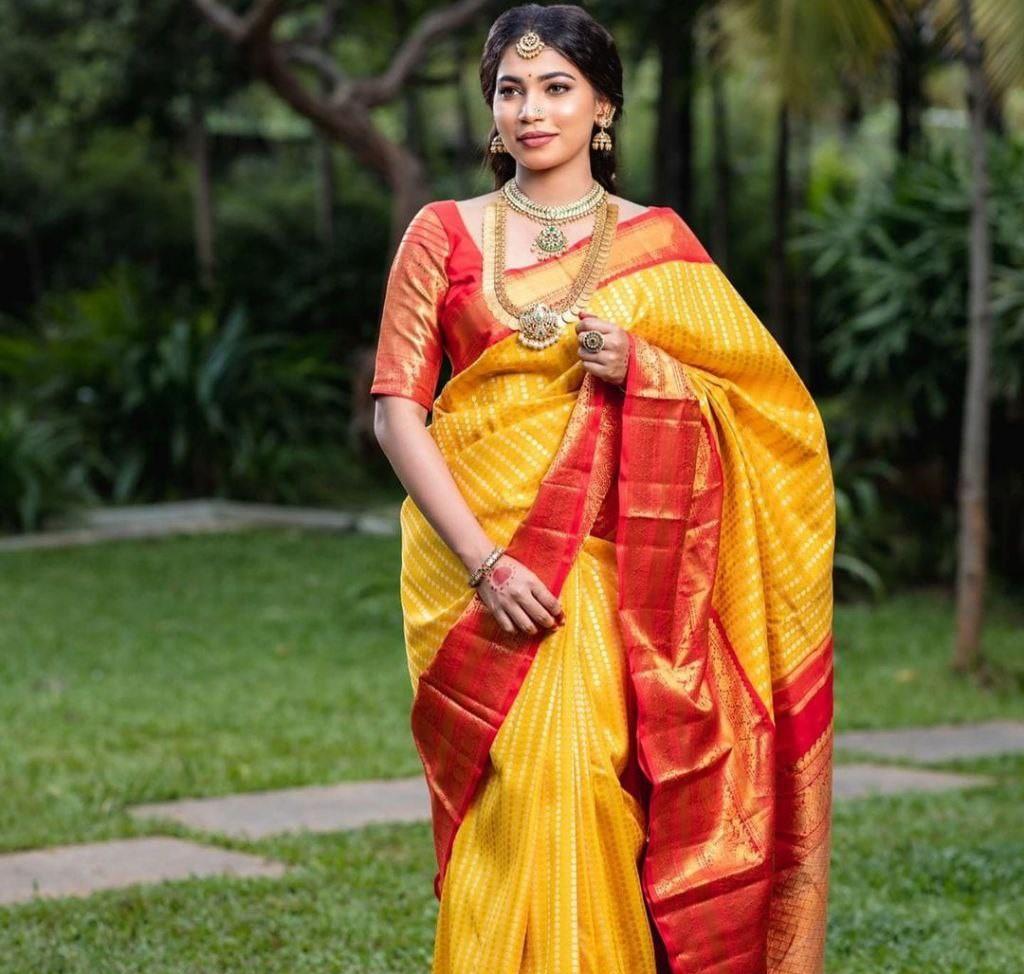 Индийское традиционное мягкое шелковое сари личи с жаккардовым плетением
Индийское традиционное мягкое шелковое сари личи с жаккардовым плетением