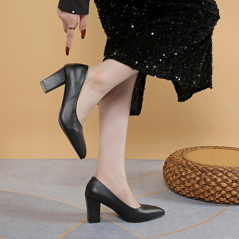 Женские туфли-лодочки на высоком каблуке, толстый каблук, весна и осень 2025, новая черная профессиональная модель на одной педали, большой размер, с открытым подъемом, телесные одинарные туфли 42 чёрный
Женские туфли-лодочки на высоком каблуке, толстый каблук, весна и осень 2025, новая черная профессиональная модель на одной педали, большой размер, с открытым подъемом, телесные одинарные туфли 42 чёрный