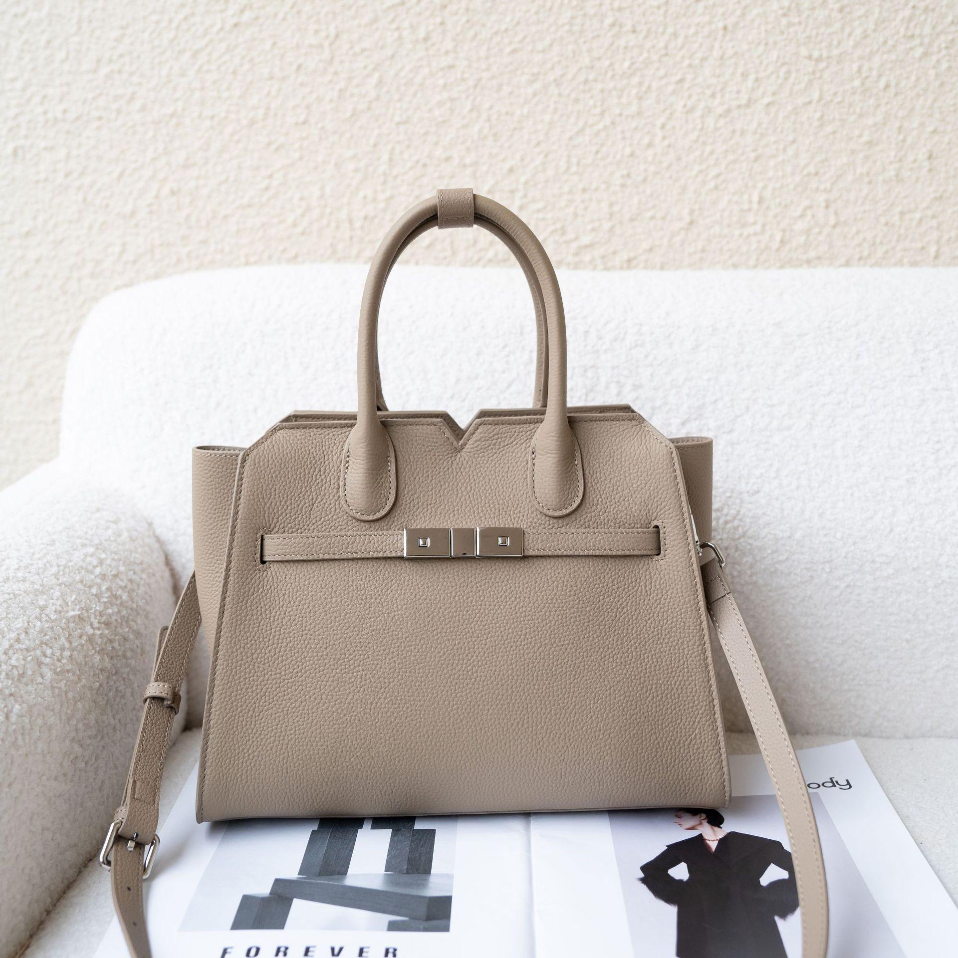 First layer cowhide light luxury bag women s bag handbag bag simple shell bag large bag platinum wing bag 30*12*24cm хакі
First layer cowhide light luxury bag women s bag handbag bag simple shell bag large bag platinum wing bag 30*12*24cm хакі