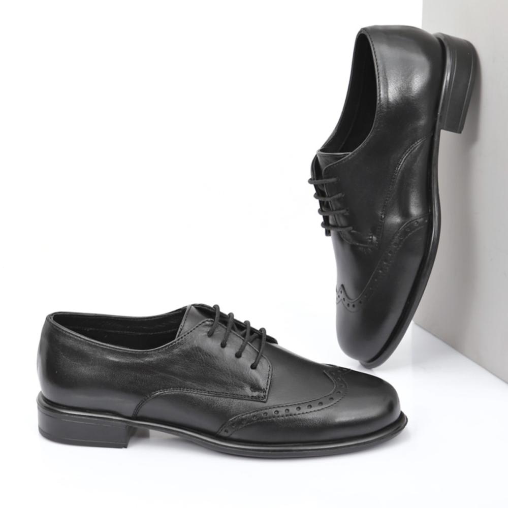 Черные женские туфли из натуральной кожи со шнуровкой и круглым вырезом
Черные женские туфли из натуральной кожи со шнуровкой и круглым вырезом