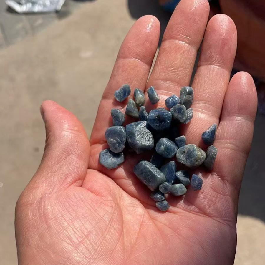 Образец натурального шестиугольного крошеного камня синего сапфира 10g
Образец натурального шестиугольного крошеного камня синего сапфира 10g