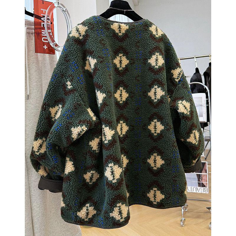 Double-Sided Green Lamb Wool Floral Print Jacket - Autumn/Winter Fleece Splicing Style Default Item
Double-Sided Green Lamb Wool Floral Print Jacket - Autumn/Winter Fleece Splicing Style Default Item