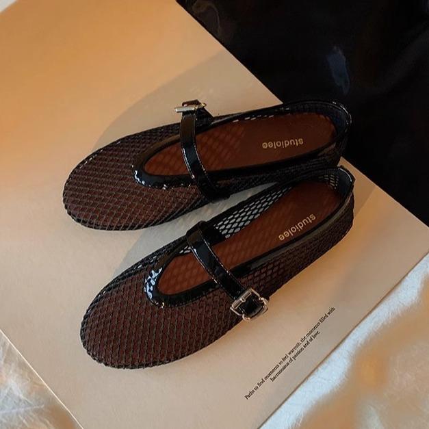 Grape mother has the same style, broken dream glass~ sparkling rhinestone one-word buckle with shallow mouth Mary Jane single shoes women s summer n 35
Grape mother has the same style, broken dream glass~ sparkling rhinestone one-word buckle with shallow mouth Mary Jane single shoes women s summer n 35