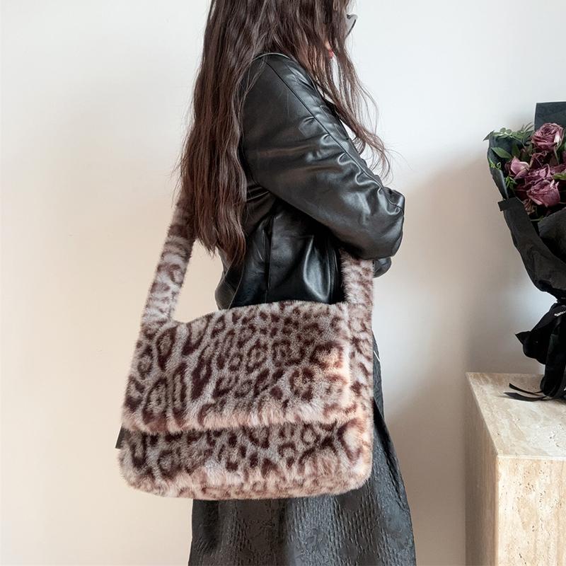1pcs Imitation Mink Leopard Print Tote Bag One-shoulder Bag Fur Bag Large Capacity Crossbody Bag Plush Bag Student Bag KTB 32x16x21cm сірий колір
1pcs Imitation Mink Leopard Print Tote Bag One-shoulder Bag Fur Bag Large Capacity Crossbody Bag Plush Bag Student Bag KTB 32x16x21cm сірий колір