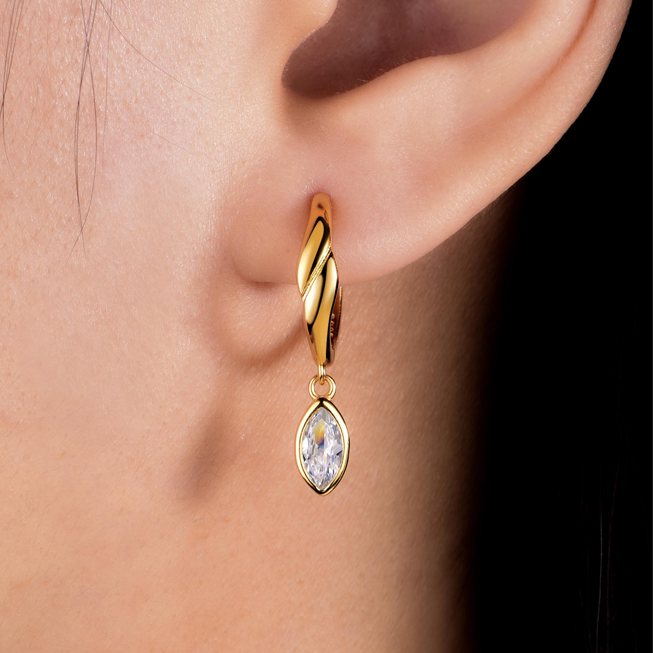 S925 Silver 0.4CT*2 Horse Eye Moissanite Earrings Exquisite Jewelry Plated with 18k Gold Suitable for Gifts золотистий
S925 Silver 0.4CT*2 Horse Eye Moissanite Earrings Exquisite Jewelry Plated with 18k Gold Suitable for Gifts золотистий