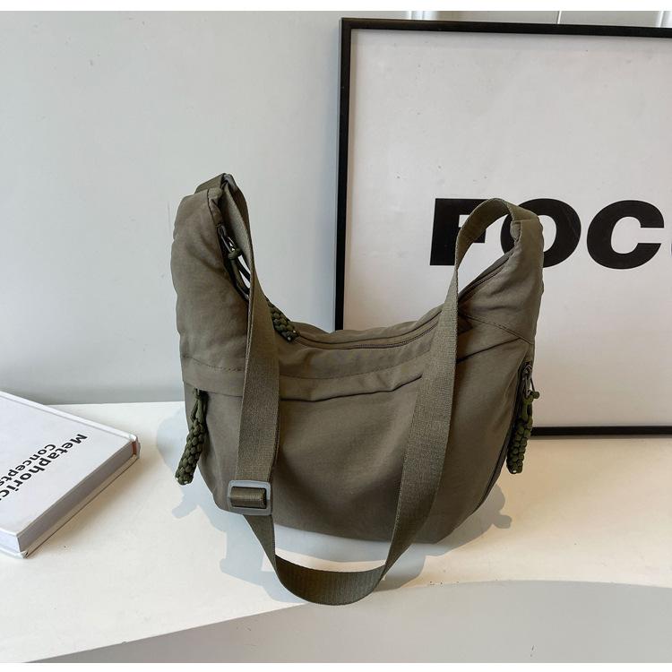 Fashion commuter large-capacity shoulder bag women s 2025 new casual versatile tote bag Korean version of underarm dumpling bag
Fashion commuter large-capacity shoulder bag women s 2025 new casual versatile tote bag Korean version of underarm dumpling bag