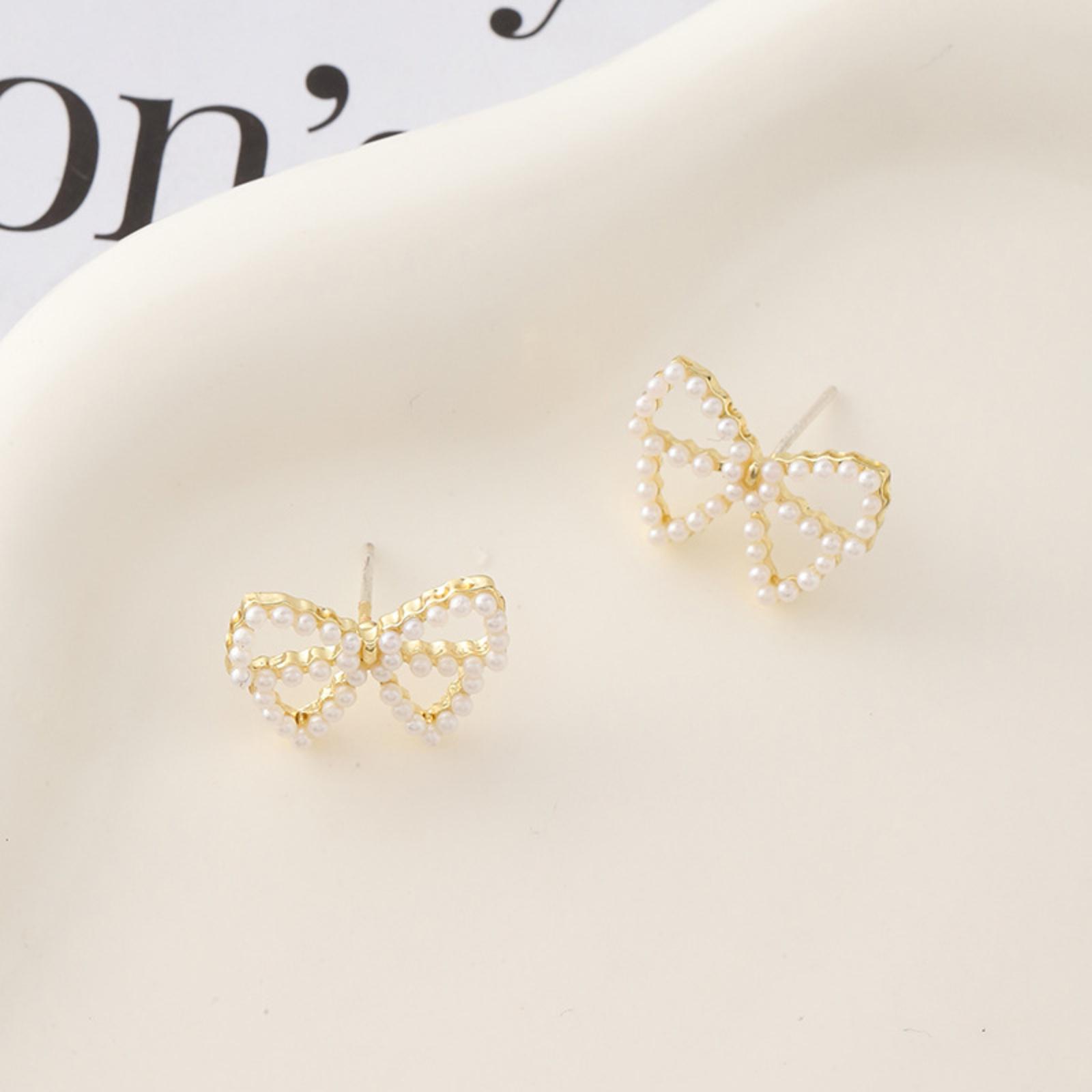 Bow Shaped Pearl Stud Earrings Lightweight Elegant Minimalist Design Fashion Jewelry for Daily Wear and Special Occasions
Bow Shaped Pearl Stud Earrings Lightweight Elegant Minimalist Design Fashion Jewelry for Daily Wear and Special Occasions