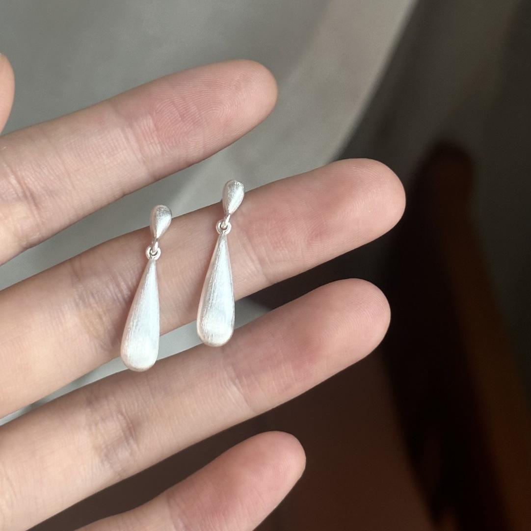 Fashionable Brushed Water Droplet Pendant Earrings, Niche Retro and Cool Temperament, Versatile and Compact Daily Earrings for Women 925 silver серебряный
Fashionable Brushed Water Droplet Pendant Earrings, Niche Retro and Cool Temperament, Versatile and Compact Daily Earrings for Women 925 silver серебряный