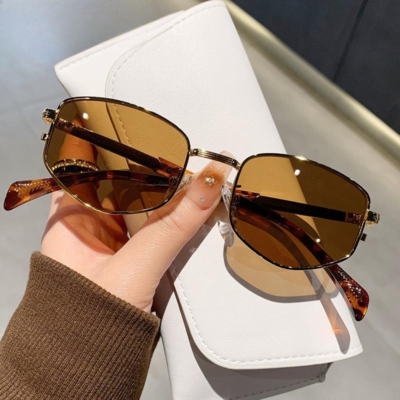 2026 new retro American metal rhombus small frame high-end sunscreen sunglasses men s sunglasses women s retro Beckham
2026 new retro American metal rhombus small frame high-end sunscreen sunglasses men s sunglasses women s retro Beckham