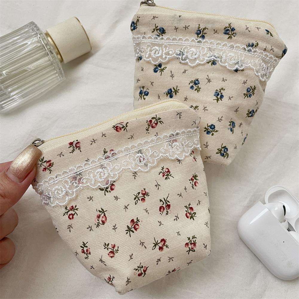 High-value floral large-capacity storage bag, change bag, cosmetics, lipstick finishing bag, going out to wash bag.
High-value floral large-capacity storage bag, change bag, cosmetics, lipstick finishing bag, going out to wash bag.