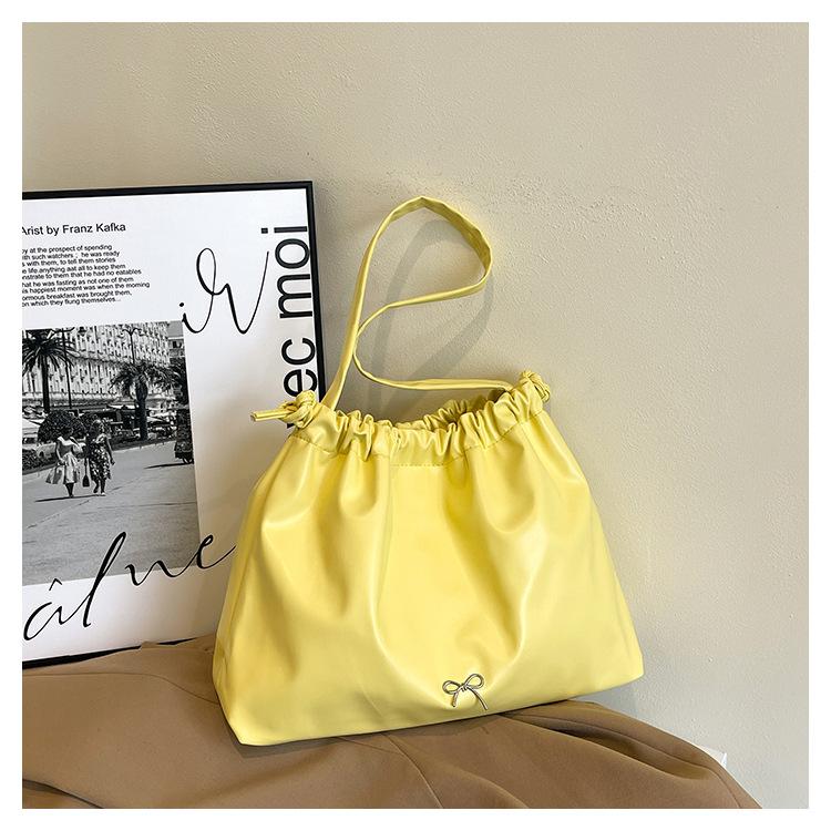 2026 New Soft PU Leather Oversized Shoulder Bag Crinkle Drawstring Closure Undeerarm Bags for Women Lightweight Everyday Use
2026 New Soft PU Leather Oversized Shoulder Bag Crinkle Drawstring Closure Undeerarm Bags for Women Lightweight Everyday Use