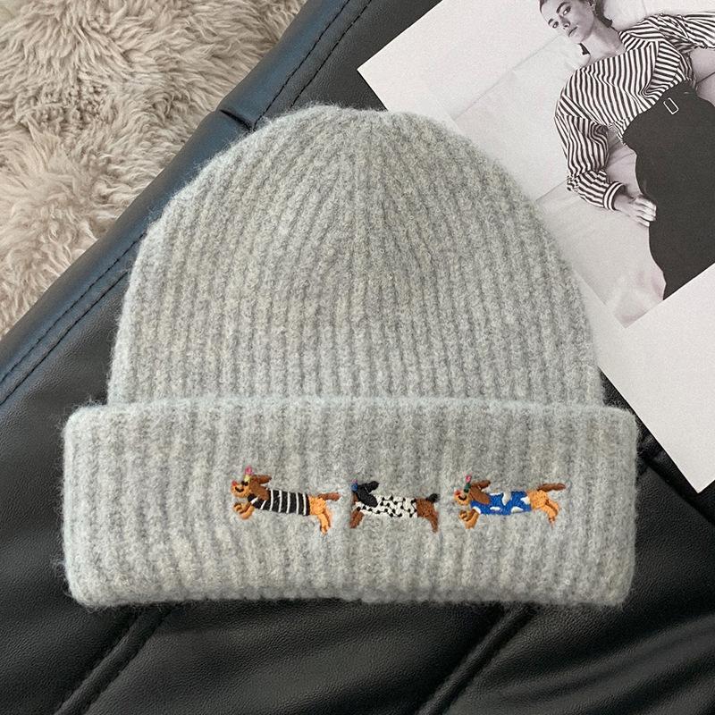 Retro coffee dachshund embroidered hat women s season versatile warm knitted hat showing face small headgear One size світло-сірого кольору
Retro coffee dachshund embroidered hat women s season versatile warm knitted hat showing face small headgear One size світло-сірого кольору
