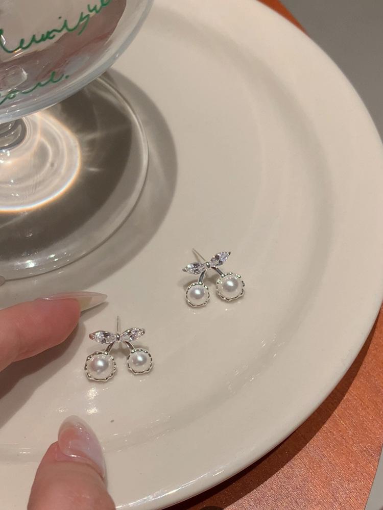Cream Cherry Pearl Stud Earrings Design Sense Premium Earrings Light Luxury Niche Earrings Women s Ear Piercing Mosquito Coil Disc Ear Clips
Cream Cherry Pearl Stud Earrings Design Sense Premium Earrings Light Luxury Niche Earrings Women s Ear Piercing Mosquito Coil Disc Ear Clips