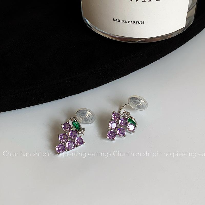 Purple bright diamond grape earrings, earclips, light luxury temperament, versatile niche design, advanced sense, silver needle stud earrings,earrings
Purple bright diamond grape earrings, earclips, light luxury temperament, versatile niche design, advanced sense, silver needle stud earrings,earrings