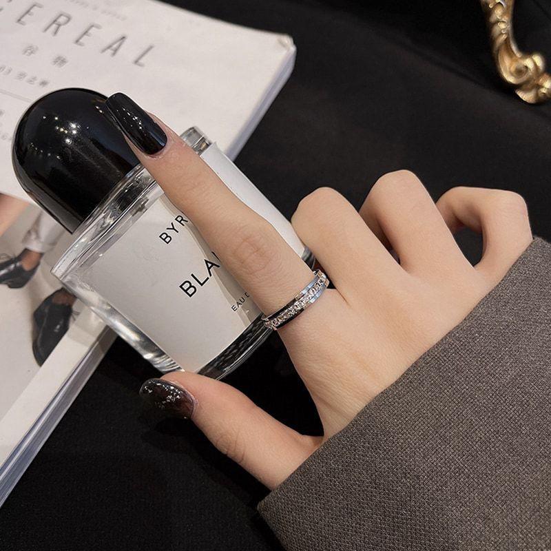 Hong Kong Style Square Diamond Ring for Couples, Students & Trendsetters - Versatile for Index or Middle Finger Size 8
Hong Kong Style Square Diamond Ring for Couples, Students & Trendsetters - Versatile for Index or Middle Finger Size 8