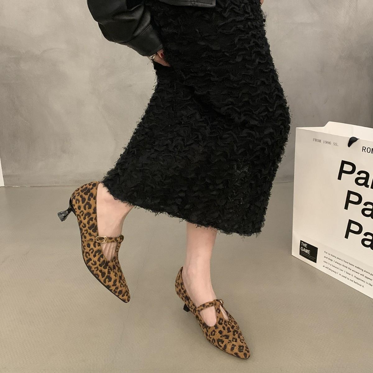 Temperament pointed high heels spring and autumn retro suede fairy Mary Jane single shoes 39 леопардовий
Temperament pointed high heels spring and autumn retro suede fairy Mary Jane single shoes 39 леопардовий