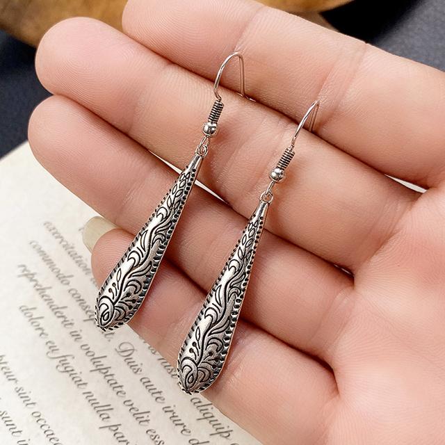 Новые длинные висячие серьги в форме капли воды с резным узором для женщин, металлические антисеребряные винтажные серьги, ювелирные изделия
Новые длинные висячие серьги в форме капли воды с резным узором для женщин, металлические антисеребряные винтажные серьги, ювелирные изделия