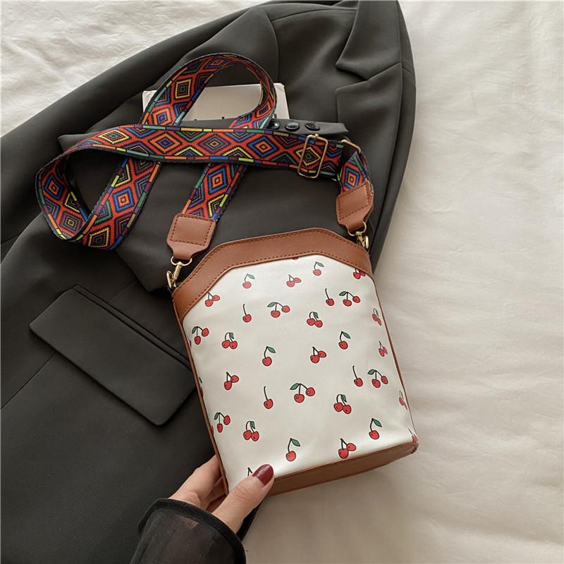 2025 осень новая модная женская сумочка модная для поездок на работу вишня нишевый принт текстура плечевая сумка-подмышка коричневый
2025 осень новая модная женская сумочка модная для поездок на работу вишня нишевый принт текстура плечевая сумка-подмышка коричневый