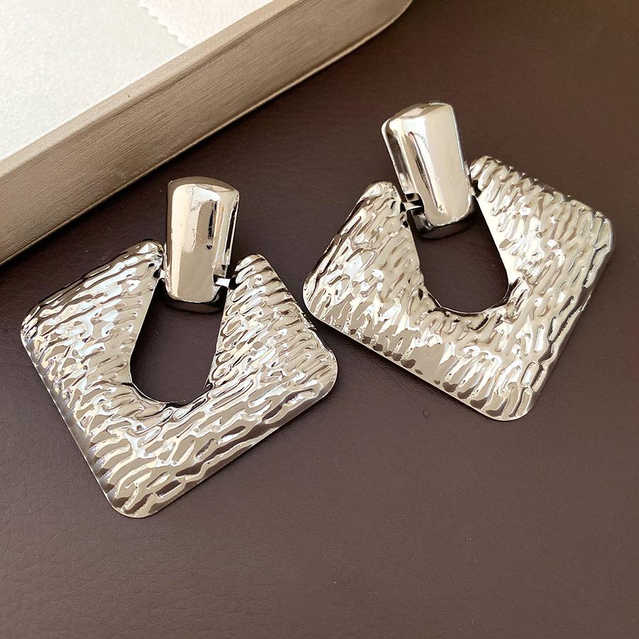European and American silver needle metal pleated rhombus pendant earrings fashionable simple earrings light luxury high-end earrings women
European and American silver needle metal pleated rhombus pendant earrings fashionable simple earrings light luxury high-end earrings women