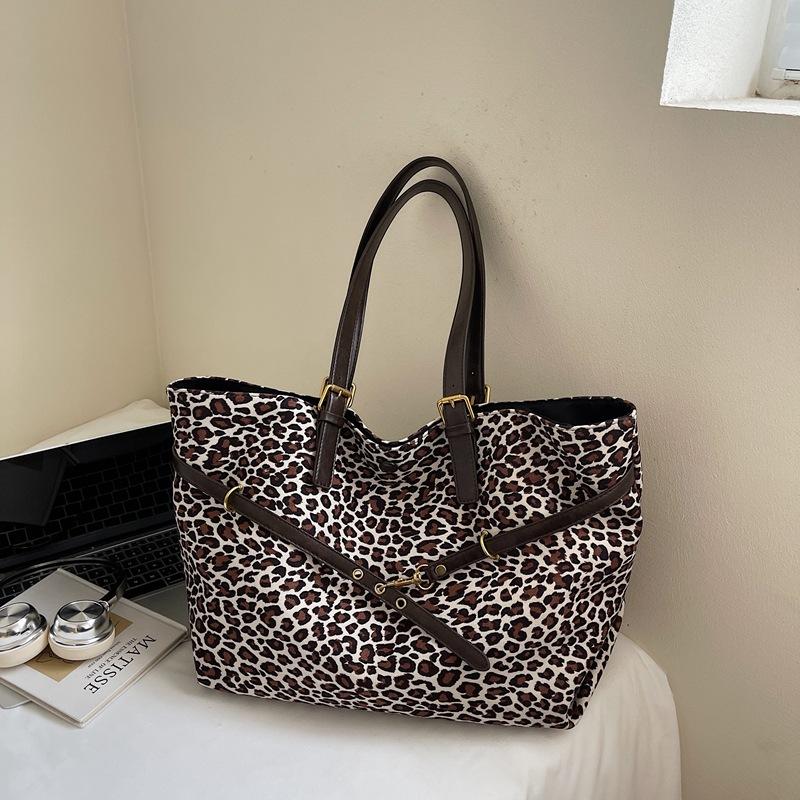 New Leopard Print Canvas Bags Popular Europe America Large Capacity Tote Bags Versatile Commuter Stylish Personal Shoulder Bags 51x20x30xcm белый
New Leopard Print Canvas Bags Popular Europe America Large Capacity Tote Bags Versatile Commuter Stylish Personal Shoulder Bags 51x20x30xcm белый