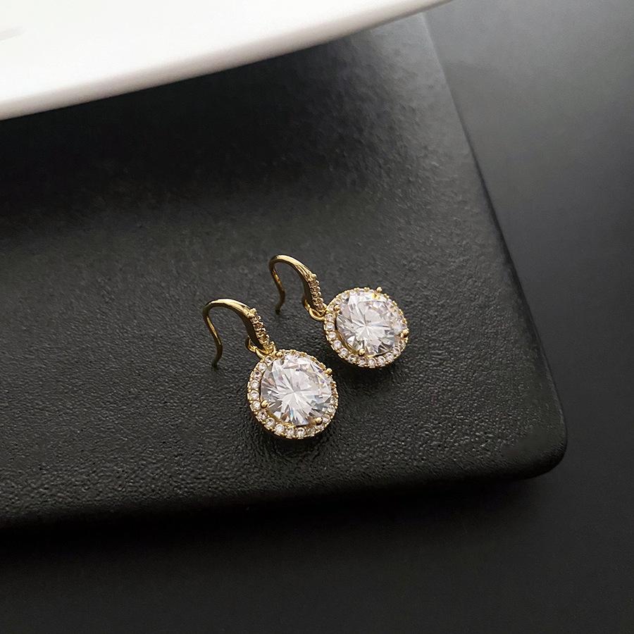 2022 Trendy Minimalist Korean Temperament Earrings for Women - Versatile Commuter Ear Jewelry
2022 Trendy Minimalist Korean Temperament Earrings for Women - Versatile Commuter Ear Jewelry