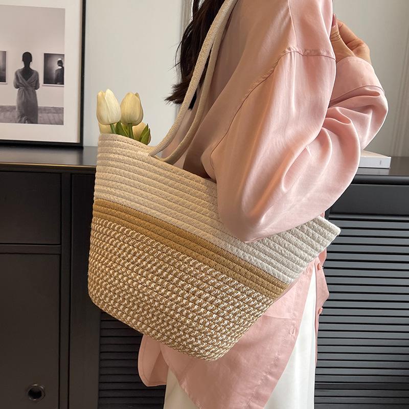 Large-capacity bag women s summer new high-end textured shoulder bag popular woven bucket bag
Large-capacity bag women s summer new high-end textured shoulder bag popular woven bucket bag