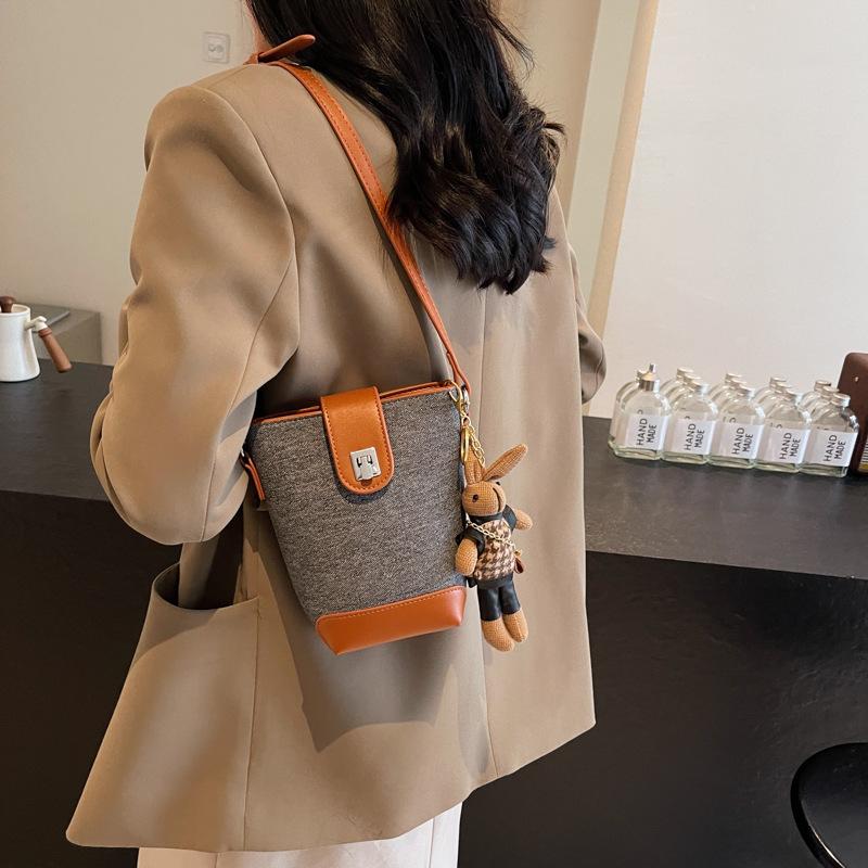 Ретро мода повседневная сумка-ведро женская 2025 новый тренд сумка на плечо Maillard контрастного цвета сумка-мессенджер 16*9*18 чёрный
Ретро мода повседневная сумка-ведро женская 2025 новый тренд сумка на плечо Maillard контрастного цвета сумка-мессенджер 16*9*18 чёрный