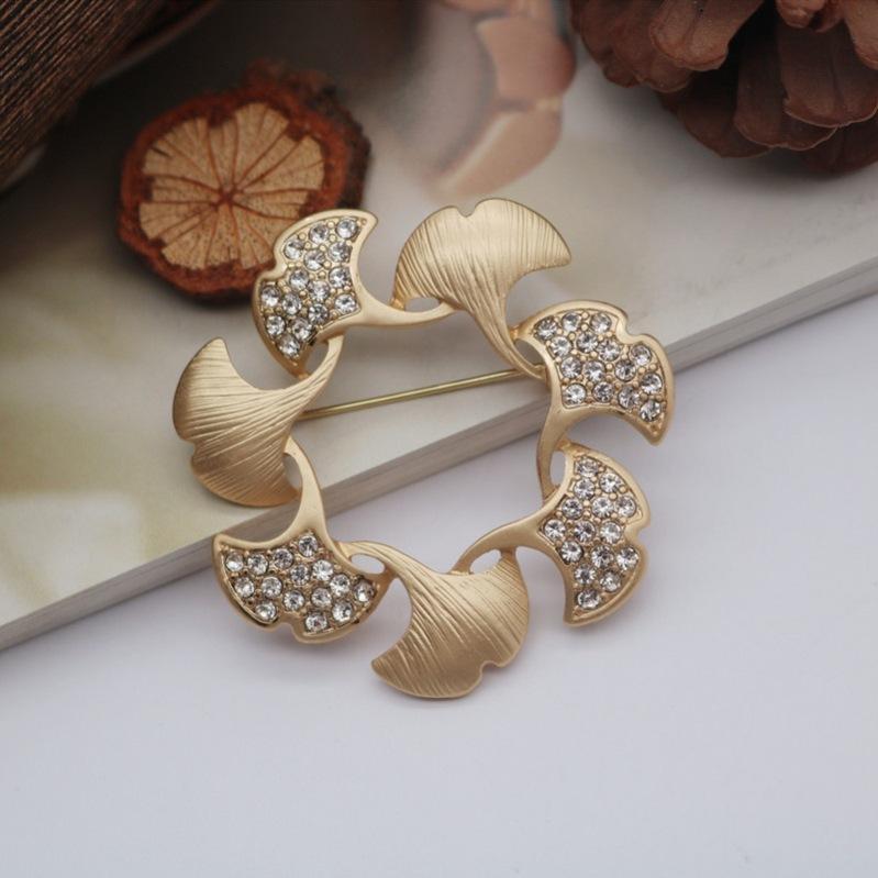 Round Ginkgo Biloba Brooch Women s High-end Ancient Gold Retro Simple Rhinestone Fixed Premium Versatile Corsage
Round Ginkgo Biloba Brooch Women s High-end Ancient Gold Retro Simple Rhinestone Fixed Premium Versatile Corsage