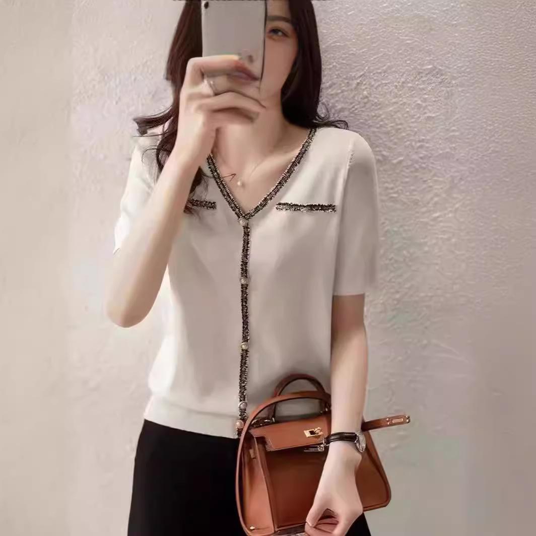 Chic V-neck Tassel Edge Pearl Button Ice Silk Knit Top – Women s Loose Summer T-shirt Small
Chic V-neck Tassel Edge Pearl Button Ice Silk Knit Top – Women s Loose Summer T-shirt Small