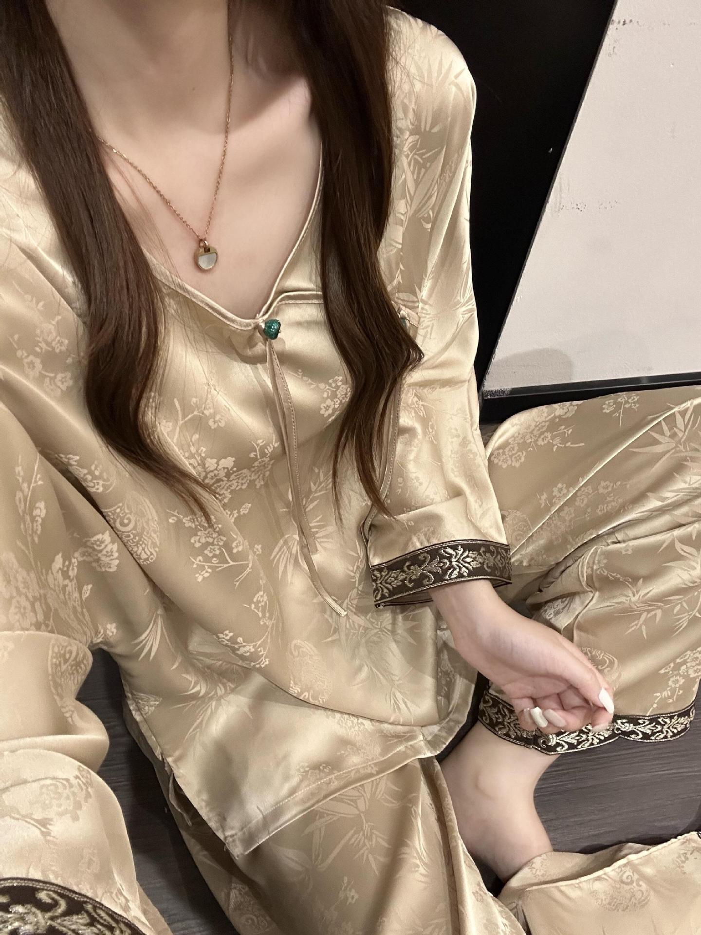 Premium light luxury style new Chinese-style printed satin ice silk pajamas women s spring and autumn new loungewear in stock M
Premium light luxury style new Chinese-style printed satin ice silk pajamas women s spring and autumn new loungewear in stock M