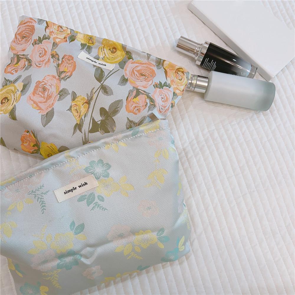 Fresh Flower Pattern Travel Cosmetics Toiletries Storage Bag Women Canvas Clutch Bag Three Color Flower
Fresh Flower Pattern Travel Cosmetics Toiletries Storage Bag Women Canvas Clutch Bag Three Color Flower