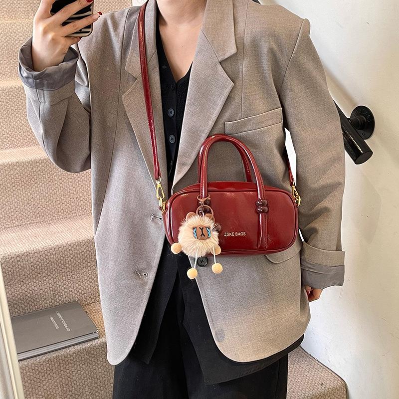 Fashion trendy hand carry small square bag 2025 winter new retro niche simple casual commuter messenger bag 23*8*11.5
Fashion trendy hand carry small square bag 2025 winter new retro niche simple casual commuter messenger bag 23*8*11.5