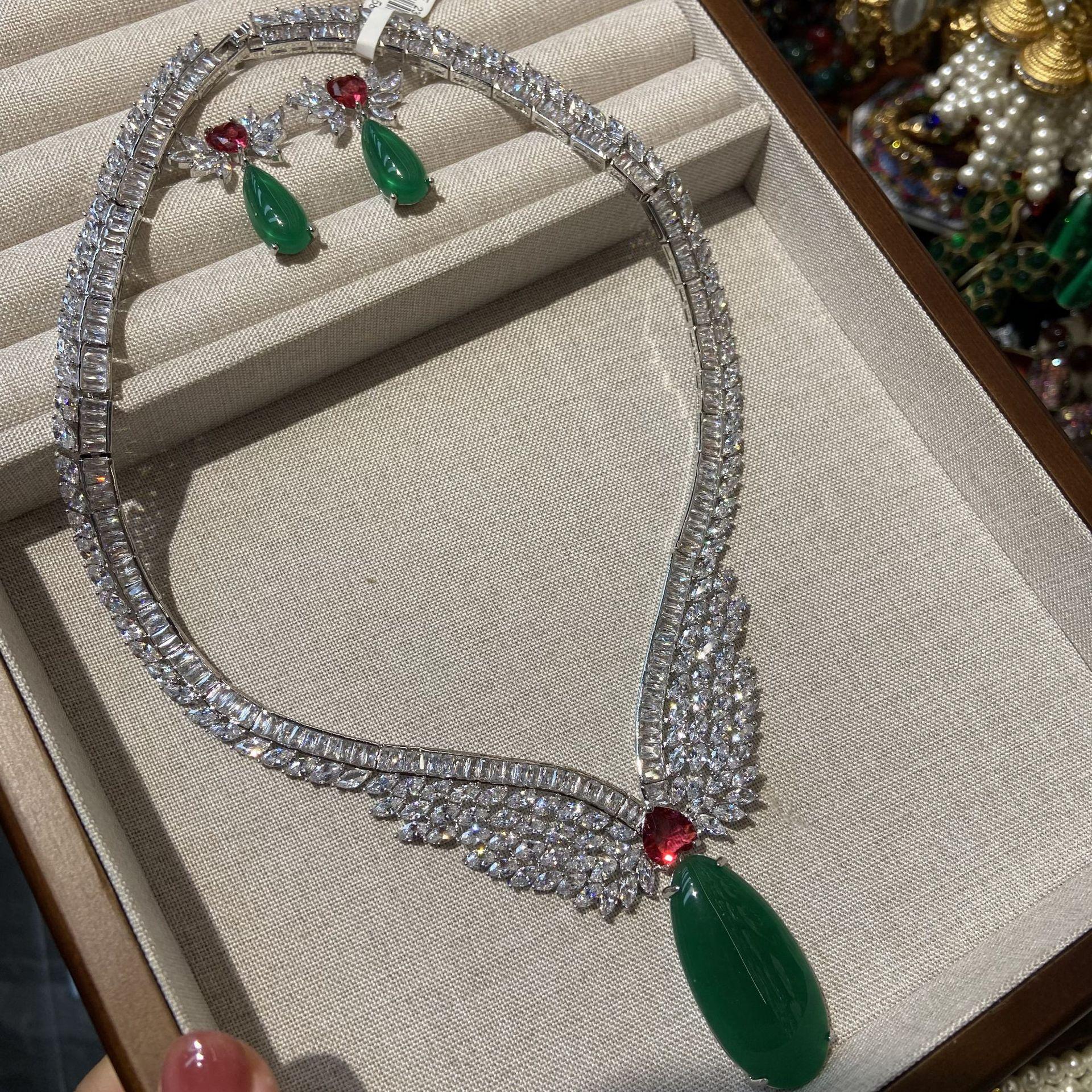 French Medieval Luxury Zircon Necklace Earrings Set Female Angel Wings Imitation Chalcedony Jewelry
French Medieval Luxury Zircon Necklace Earrings Set Female Angel Wings Imitation Chalcedony Jewelry