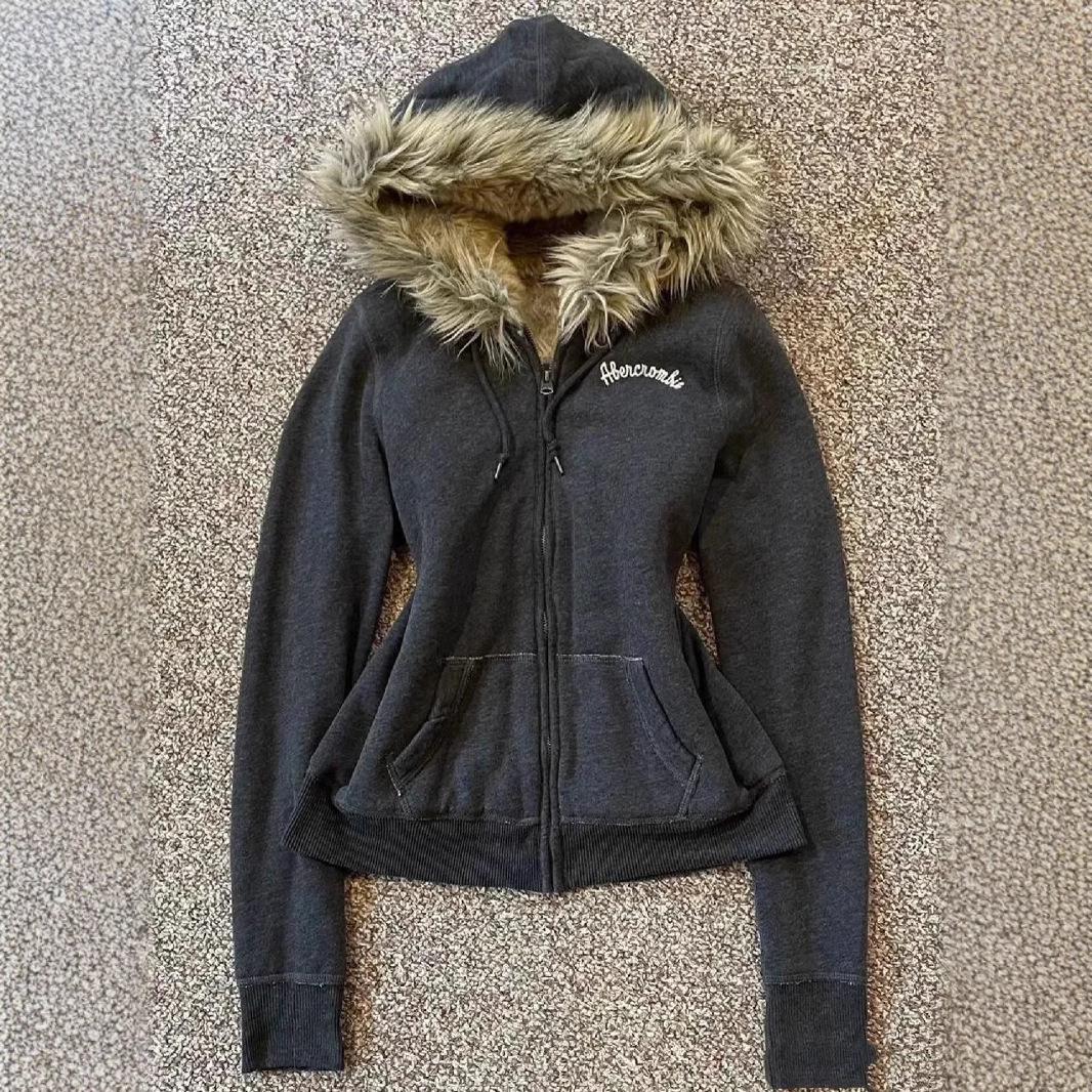 Y2K Retro Dark Grey Fleece-Lined Fur Collar Embroidered Waist-Cinching Winter Jacket Medium
Y2K Retro Dark Grey Fleece-Lined Fur Collar Embroidered Waist-Cinching Winter Jacket Medium