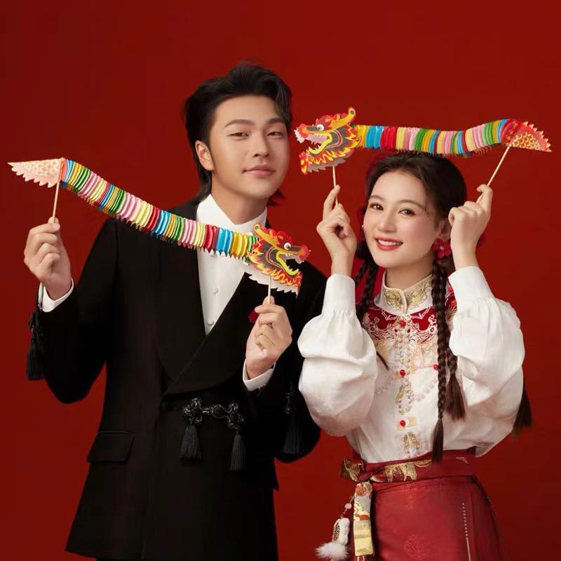 Retro Chinese Wedding Photography Props: Handheld Peach Blossom & Double Happiness Décor Wedding Photography Props
Retro Chinese Wedding Photography Props: Handheld Peach Blossom & Double Happiness Décor Wedding Photography Props