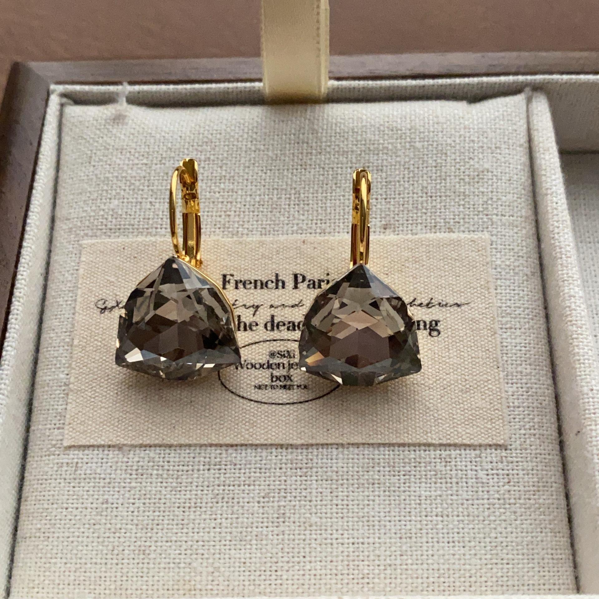 Classic Cool Premium Triangular Zircon Earrings Exquisite Sweet Temperament Shining Earrings Romantic Dream Sweet Cool Earrings
Classic Cool Premium Triangular Zircon Earrings Exquisite Sweet Temperament Shining Earrings Romantic Dream Sweet Cool Earrings