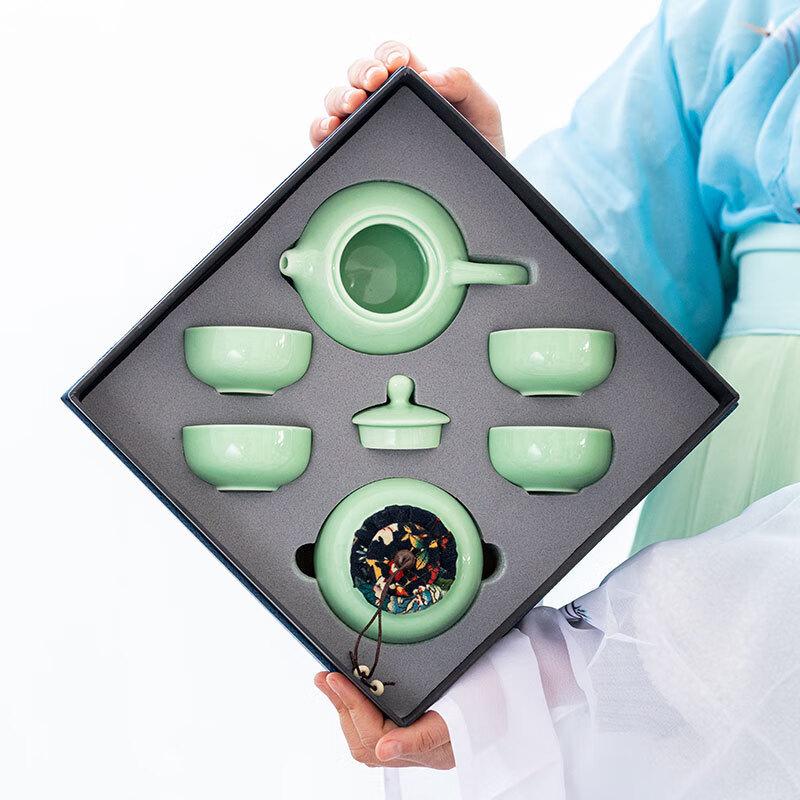 Cha Xun Ceramic Kung Fu Tea Set
Cha Xun Ceramic Kung Fu Tea Set