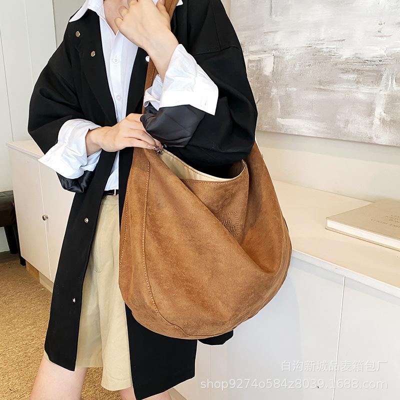 Large capacity retro matte hand carry shoulder bag women s bag 2025 autumn and winter new versatile commuter messenger tote bag коричневый
Large capacity retro matte hand carry shoulder bag women s bag 2025 autumn and winter new versatile commuter messenger tote bag коричневый