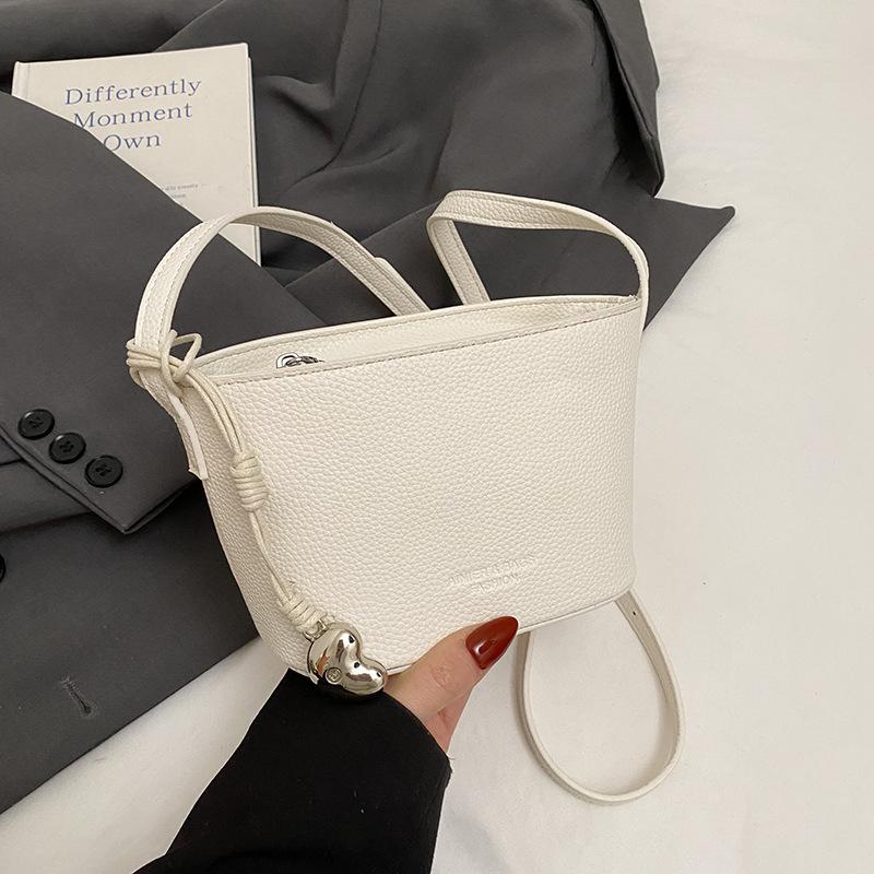 Нишевая сумка женская новая простая и модная сумка-ведро универсальная повседневная на плечо сумка-мессенджер белый
Нишевая сумка женская новая простая и модная сумка-ведро универсальная повседневная на плечо сумка-мессенджер белый