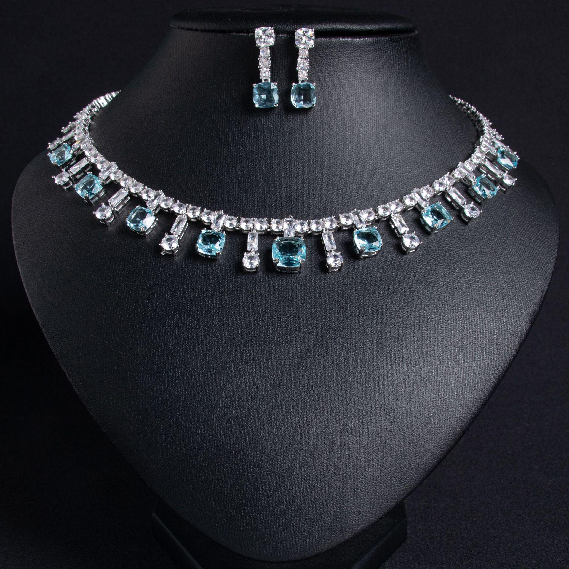 Женский набор ожерелья и серег с элегантными кисточками и цирконами, дизайн в стиле легкой роскоши, модный и универсальный, нишевый дизайн
Женский набор ожерелья и серег с элегантными кисточками и цирконами, дизайн в стиле легкой роскоши, модный и универсальный, нишевый дизайн