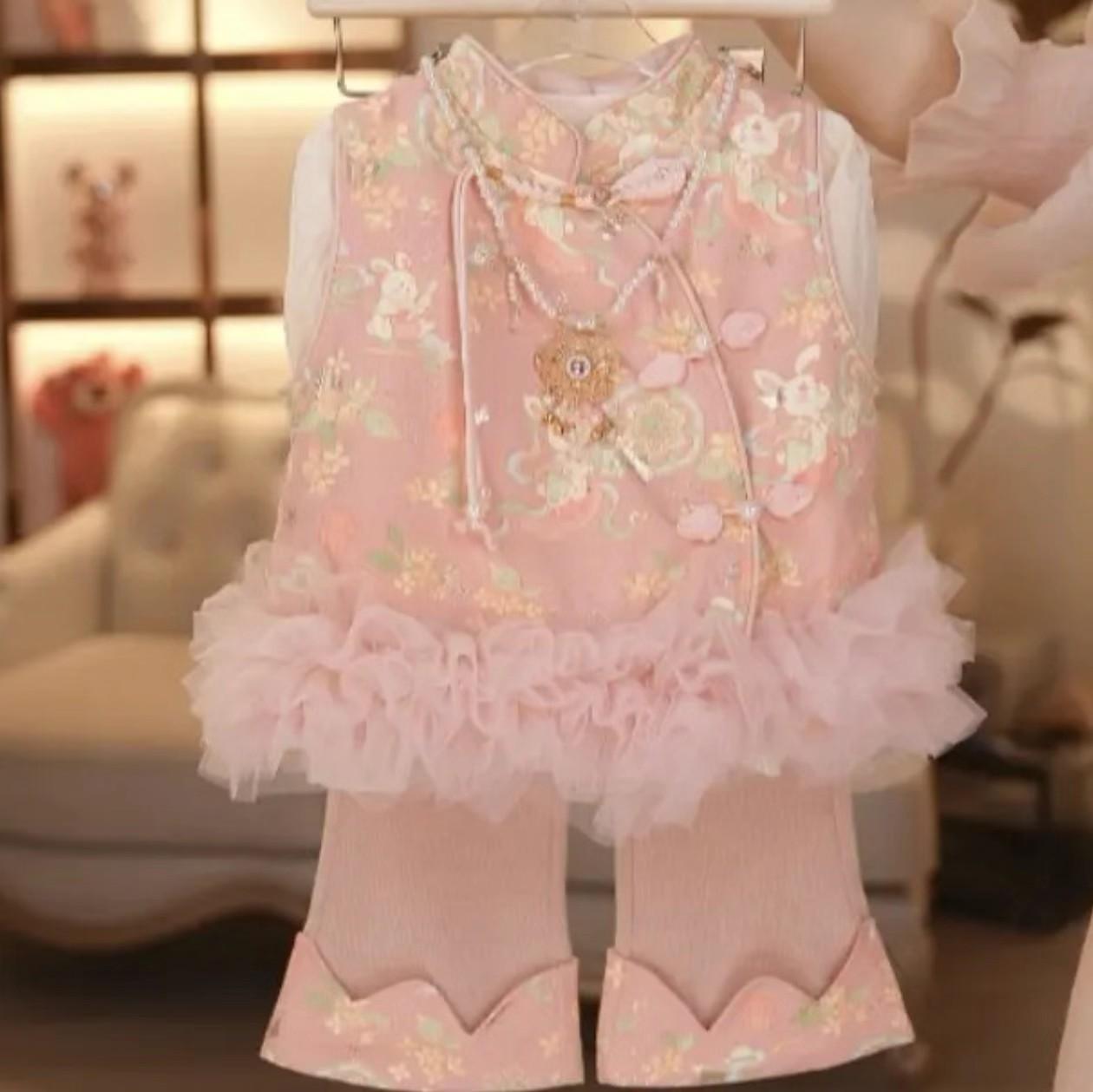 Осенний трехпредметный наряд в китайском стиле для маленьких девочек - Комплект для новогоднего выступления с длинным рукавом 130 cm
Осенний трехпредметный наряд в китайском стиле для маленьких девочек - Комплект для новогоднего выступления с длинным рукавом 130 cm