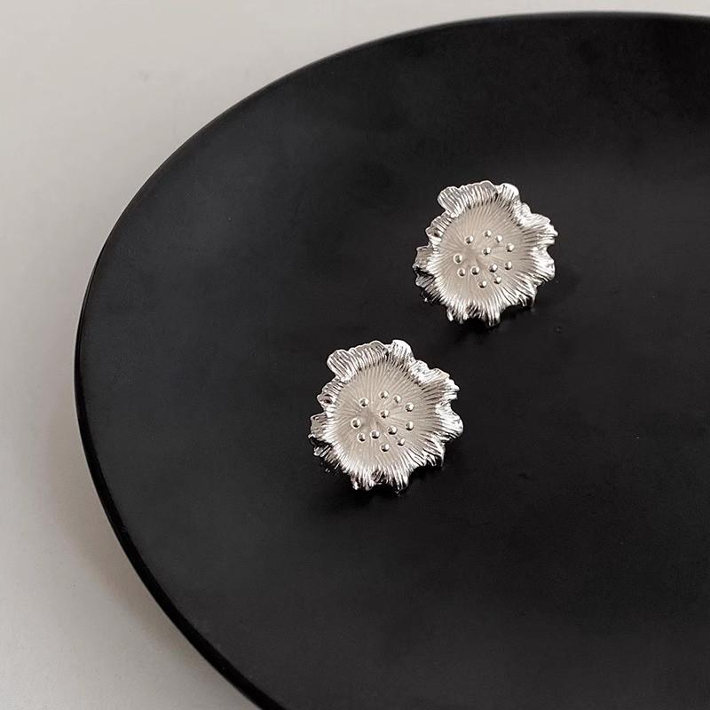 New Product, Pure Stamen Plated High-end Camellia Earrings, Temperament, Earrings, Simple Ear Accessories
New Product, Pure Stamen Plated High-end Camellia Earrings, Temperament, Earrings, Simple Ear Accessories