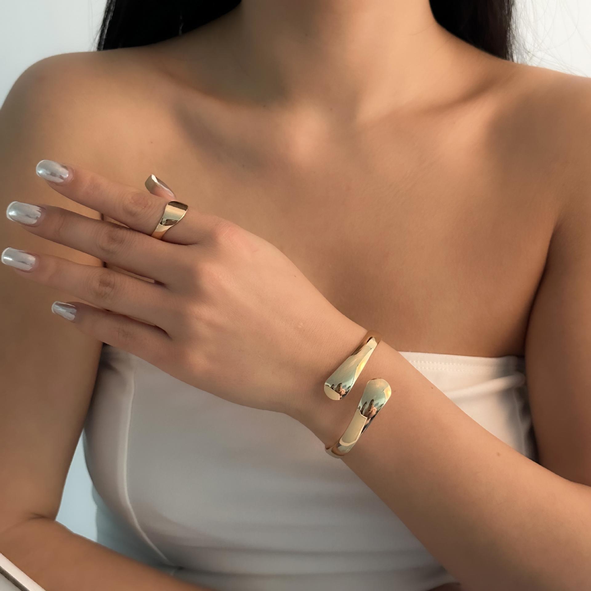 Glossy bracelet, ring set, personalized opening adjustment, curved design, bracelet, versatile women s jewelry.
Glossy bracelet, ring set, personalized opening adjustment, curved design, bracelet, versatile women s jewelry.