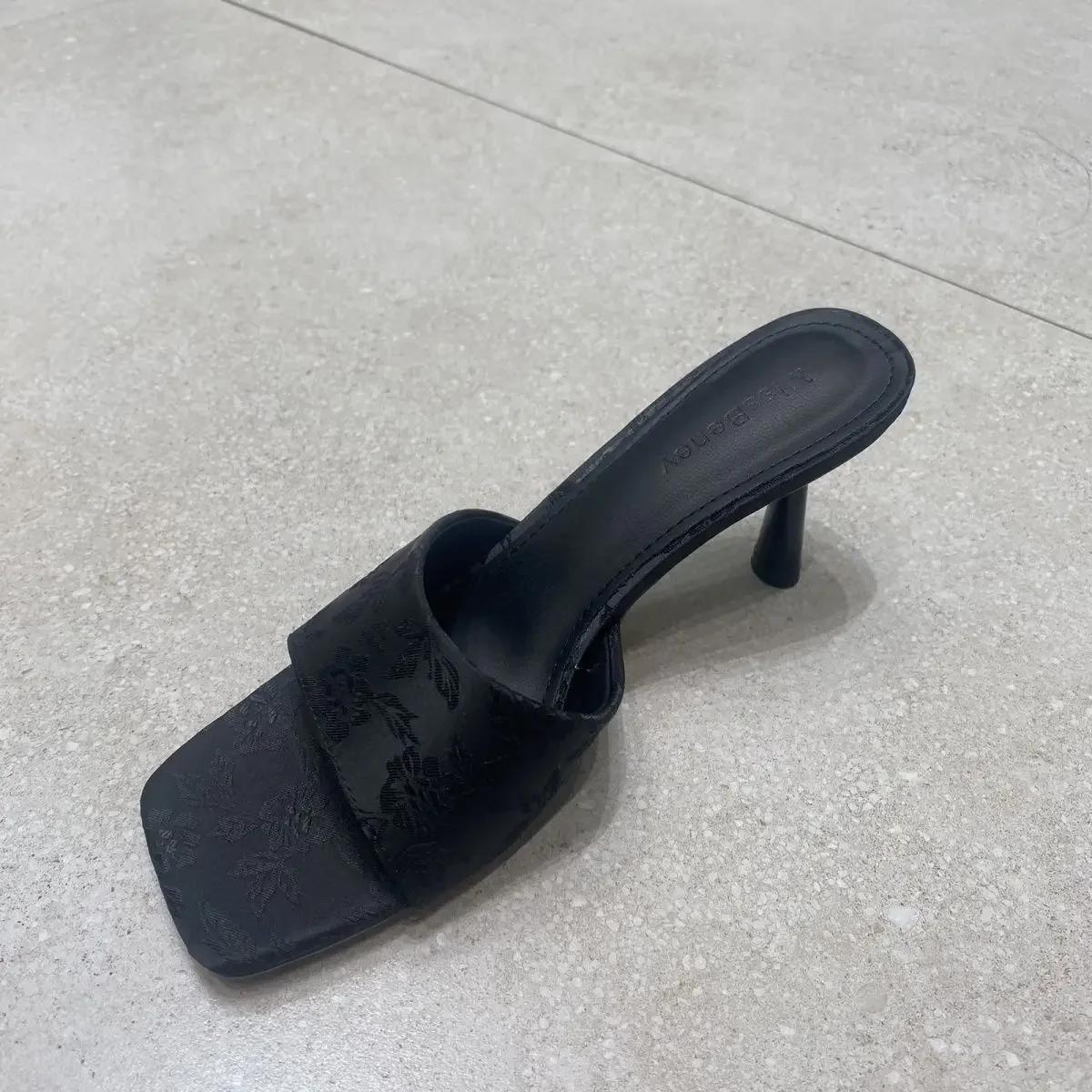 Новые летние модные сандалии, однотонные легкие туфли на шпильке с квадратным носком и открытыми высокими каблуками на тонком каблуке 43
Новые летние модные сандалии, однотонные легкие туфли на шпильке с квадратным носком и открытыми высокими каблуками на тонком каблуке 43