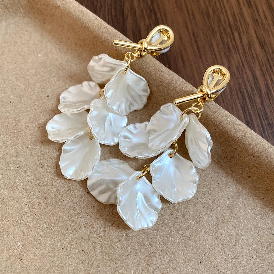 Pearl petal tassel no ear piercing ear bone clip French simple fashion earclip earrings light luxury high-end earrings women
Pearl petal tassel no ear piercing ear bone clip French simple fashion earclip earrings light luxury high-end earrings women