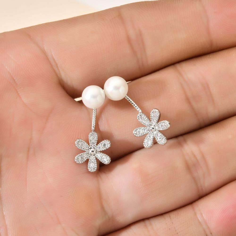 Elegant Korean Pearl & Zircon Flower Earrings for Women/Girls – Perfect for Weddings and Parties белый
Elegant Korean Pearl & Zircon Flower Earrings for Women/Girls – Perfect for Weddings and Parties белый